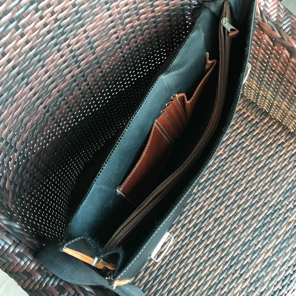 Smith & Wesson briefcase, vintage, 18”x13.5” (5” maximum bottom extension)
